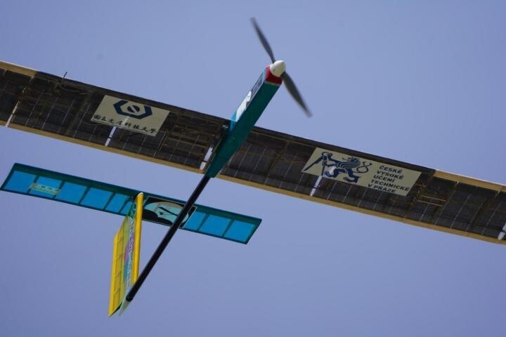 虎尾科技大學無人機實驗室與捷克科技大學學生合作開發太陽能無人機。